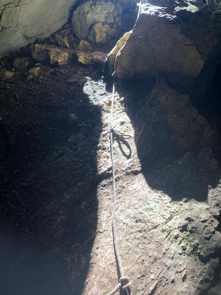 Fixed rope at the entrance to the cave of Hermes.